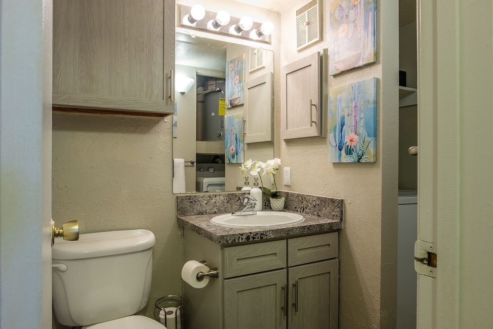 Eastside 1 & 2 BR Apts with balcony by Frontdesk