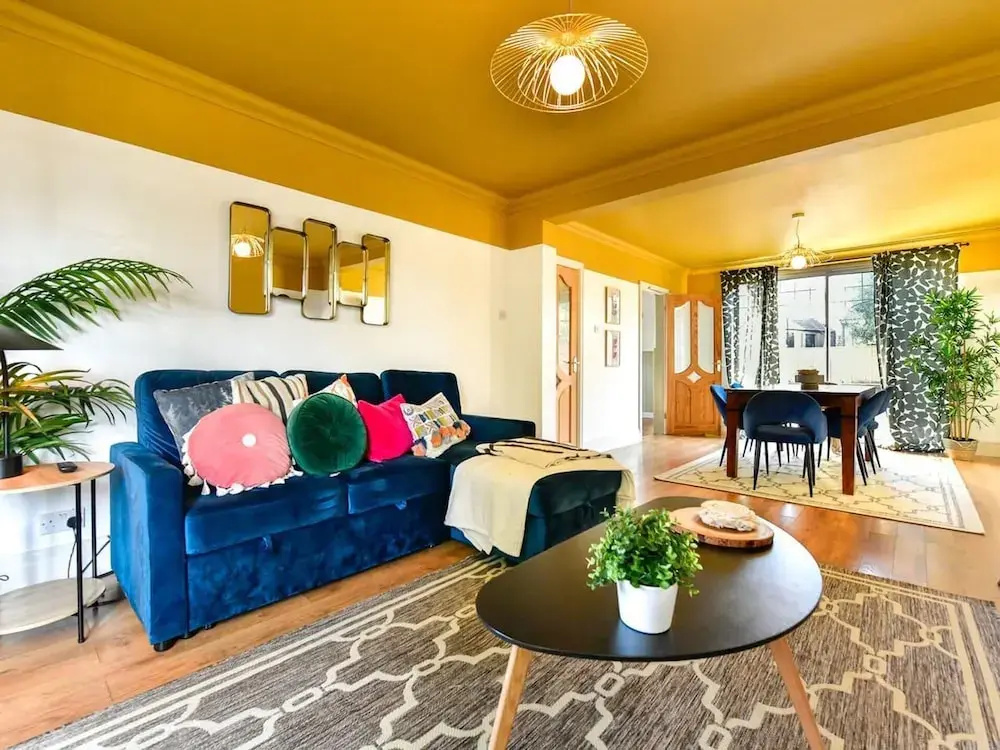 House - Sleeps up to 9 & Free Parking