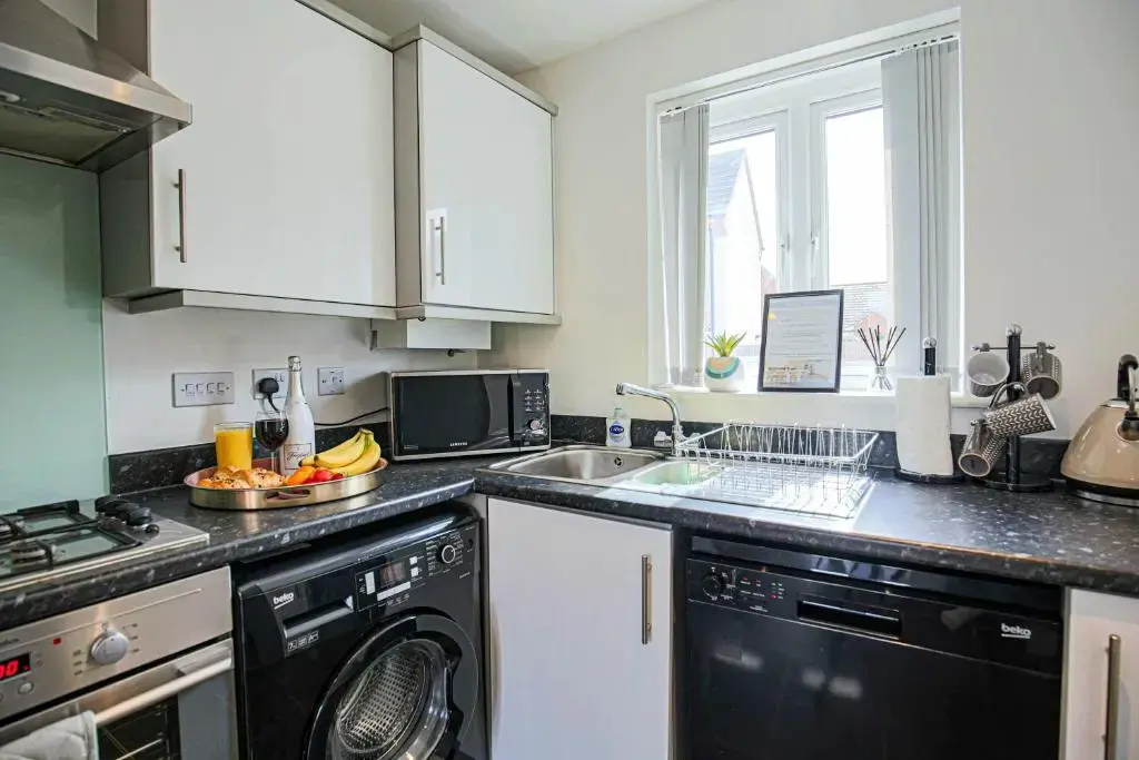 Oakbridge House - 6 mins drive to CMK - Free Parking, Fast WiFi, Smart TVs with Sky and Netflix by Yoko Property