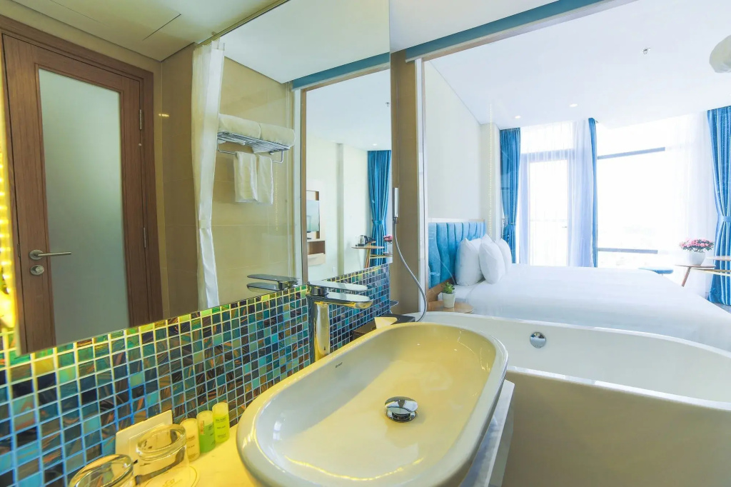 San Marino Boutique Danang - 10 mins to Dragon Bridge & 15 mins to My Khe Beach