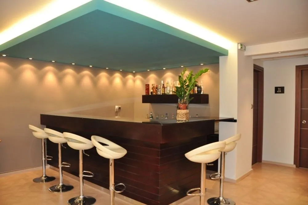 Saronis Hotel