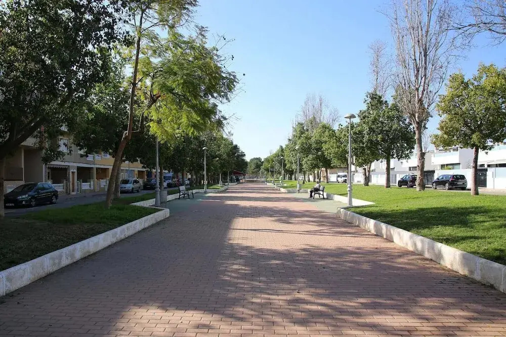 Modern 3-bed Apt, Sleeps 7, 6 Min Walk to Beach