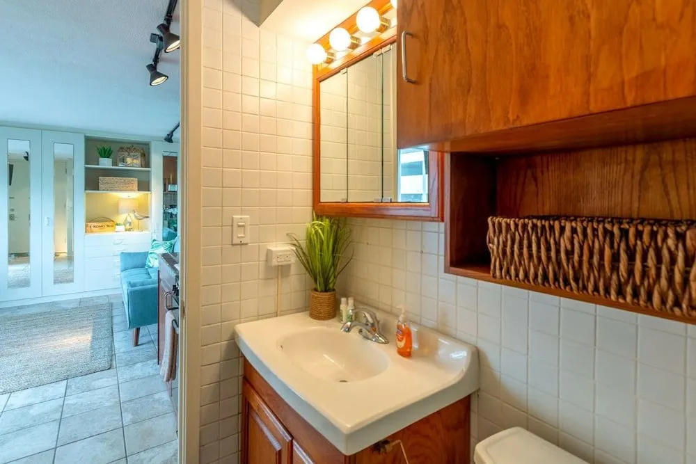 Lewers Street - Suite 401