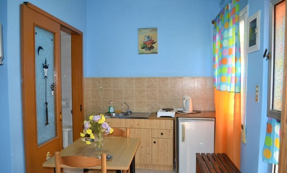HERMOUPOLI ROOMS