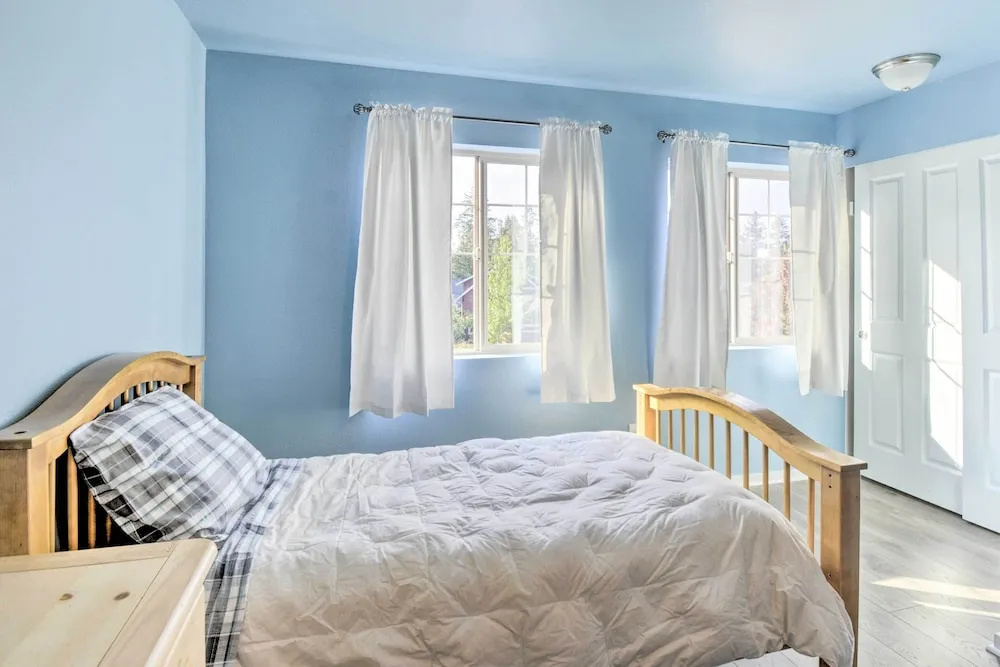 Pet-friendly Poulsbo Abode w/ Mountain Views!
