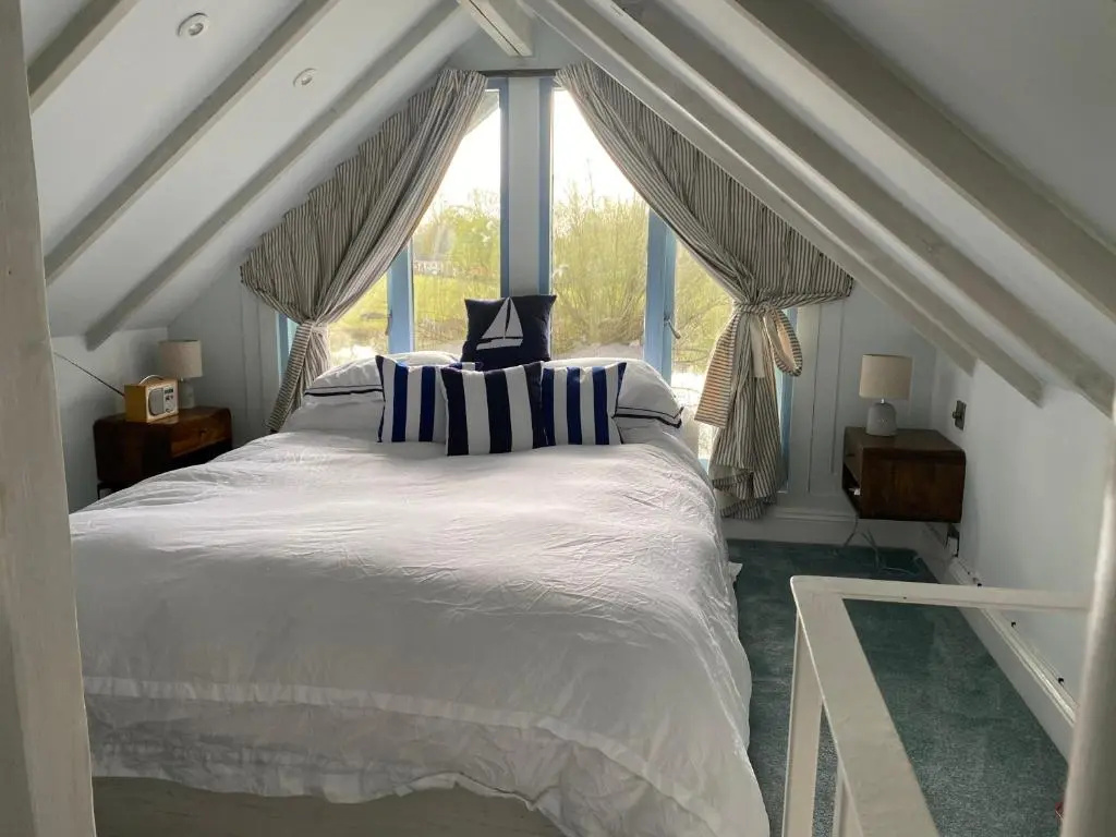 Gorgeous Bruton Chic Lakeside Boat House.
