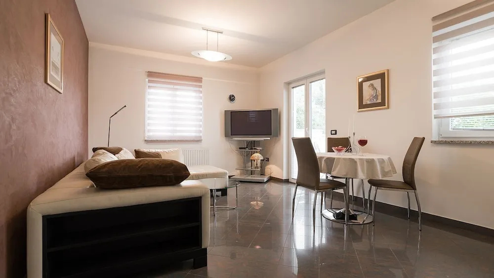 5Bed Villa-Sleeps 10- Pool Parking Near the Sea