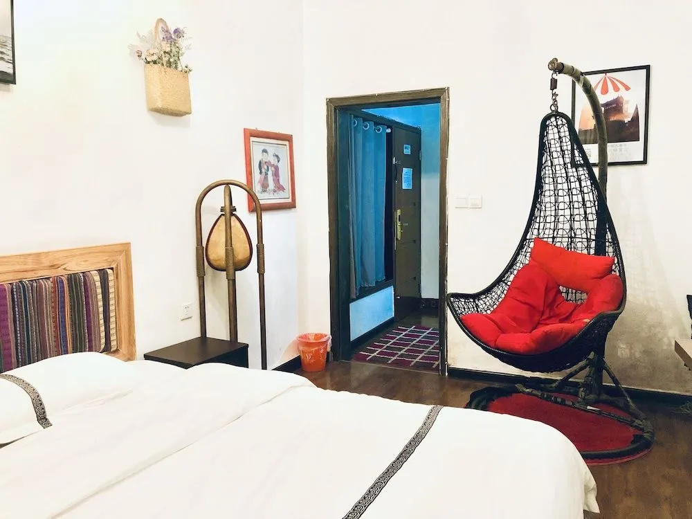 Fenghuang Little Bear Family Guest House