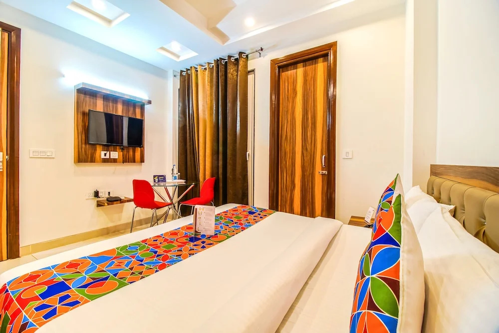 FabHotel Kiara- 400 meters from Medanta hospital