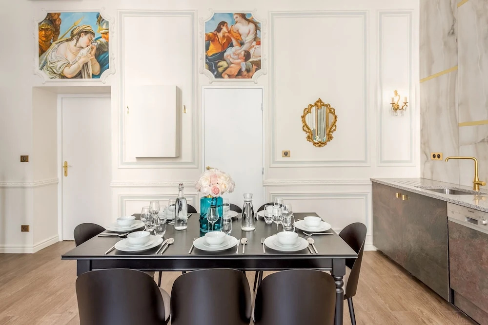 Luxury 3 Bedroom 2 Bathroom Palace Apartment - AC - Louvre