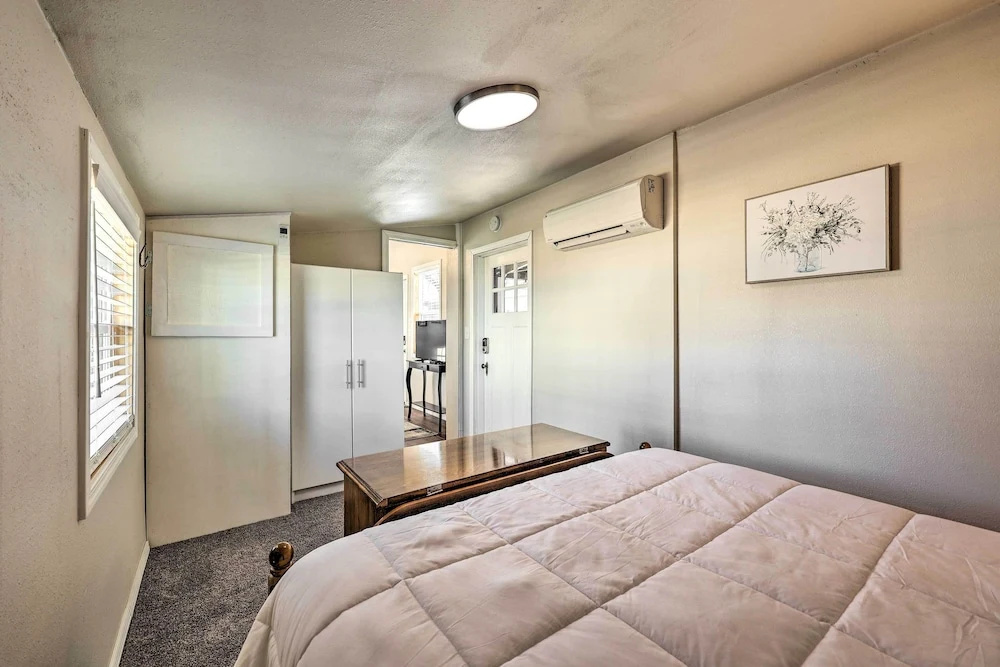 1 Mi to Dtwn Rogers Convenient Getaway with Patio