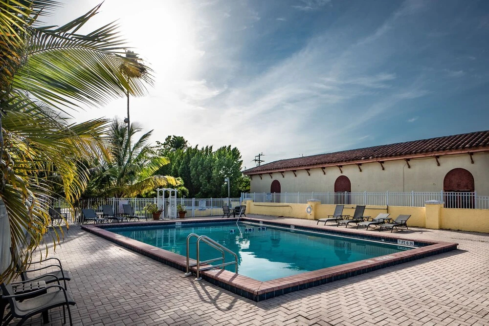 Captain's Table Hotel by Everglades Adventures