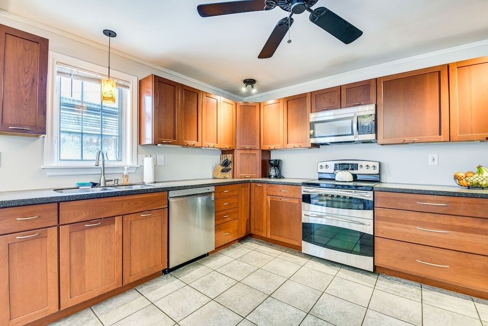 Spacious Family Home w/ Deck & Yard: 5 Mi to Stowe