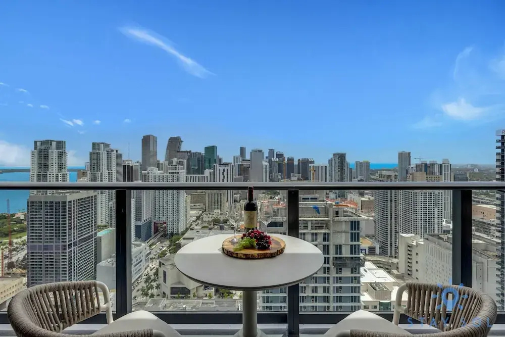 Downtown 2BR Oasis Pool Gym Balcony Views
