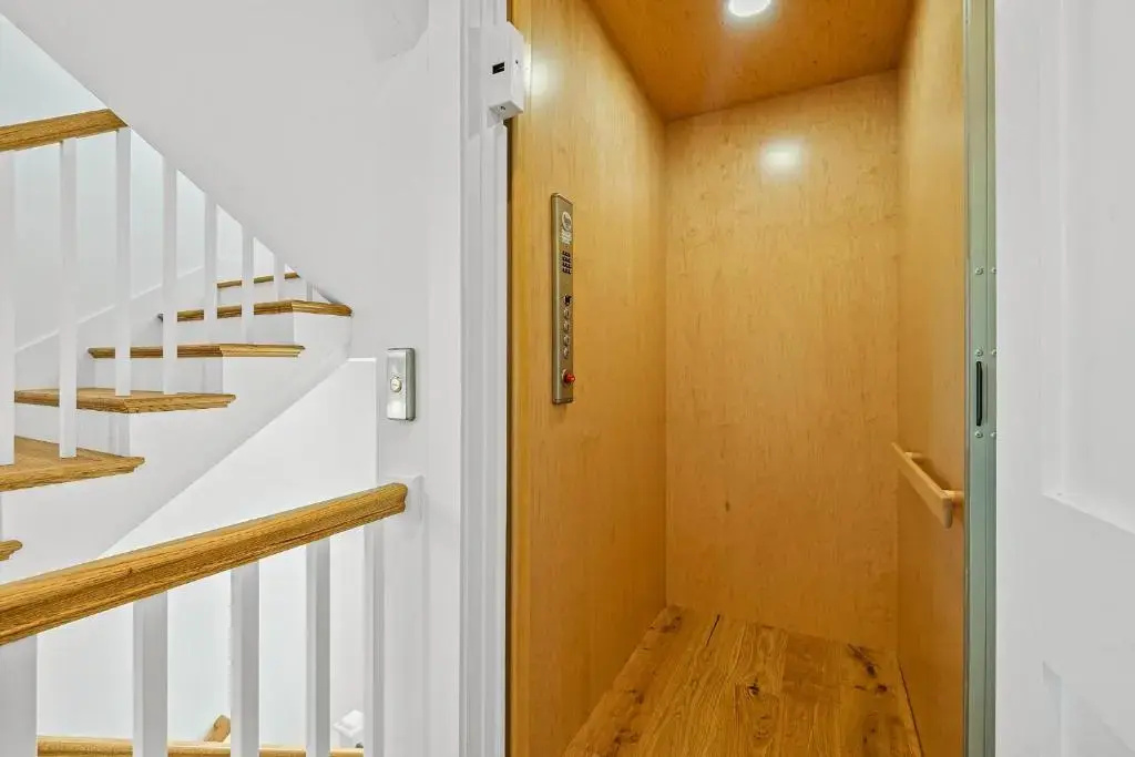 Endless Summer Oasis- Luxury 5br, heated pool, elevator, steps to ocean!