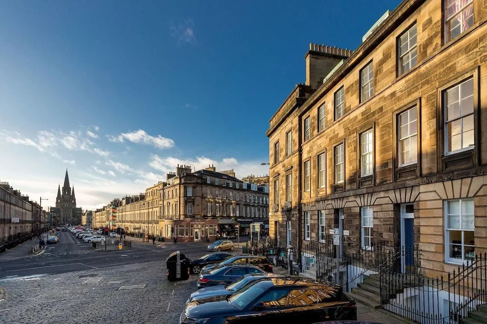 Heart of Edinburgh City Centre 3 Bedroom Georgian Apartment