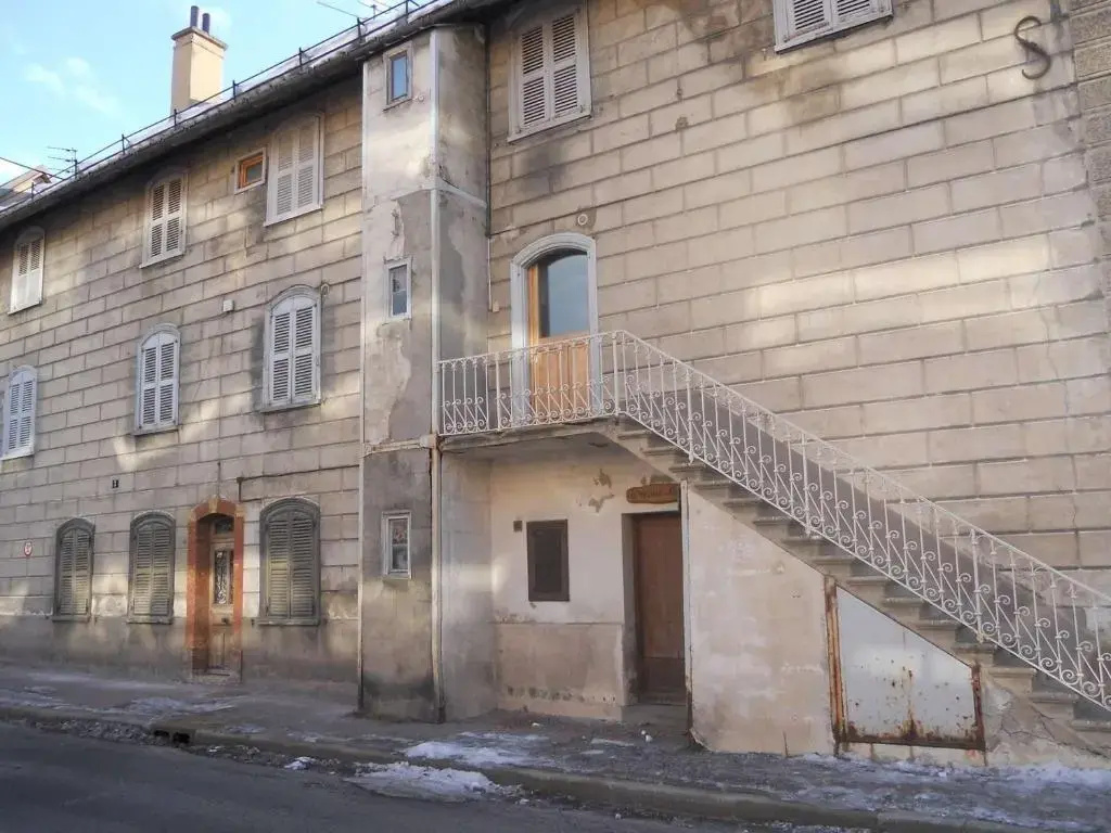 Appartement rénové 3 pièces, proche gare et remontées mécaniques - FR-1-330C-84
