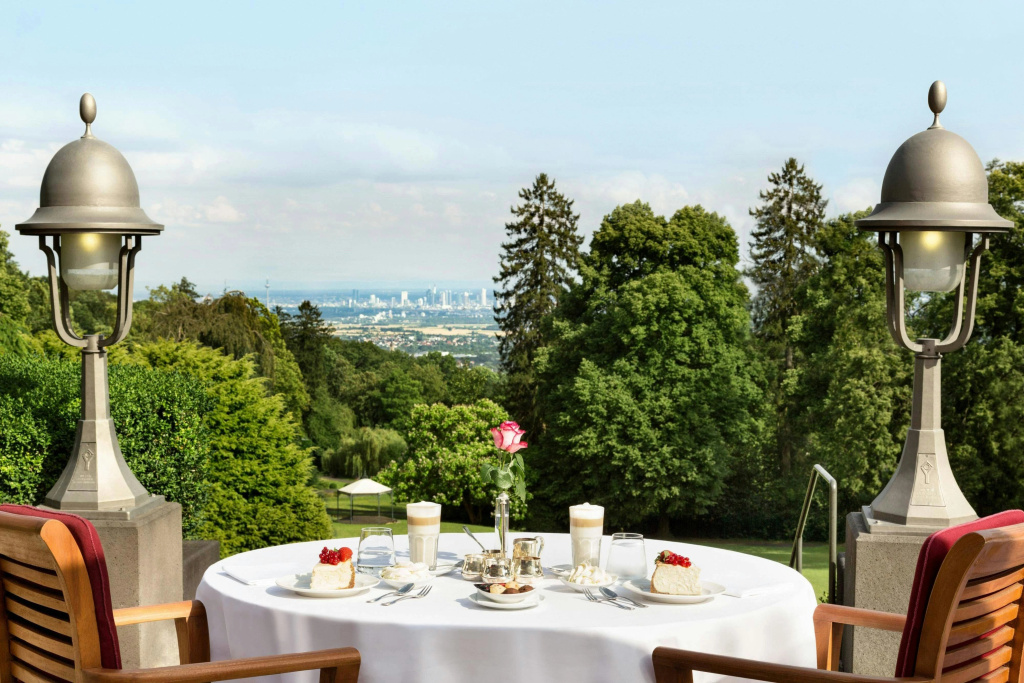 Falkenstein Grand, Autograph Collection