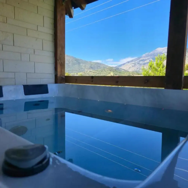 Zaros Traditional House - Private Hot Tub Retreat