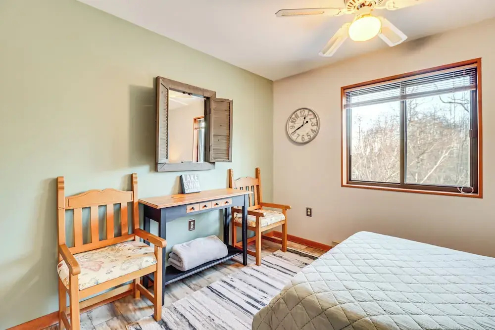 Private Spa, Fire Pit & Deck: Poconos Home!