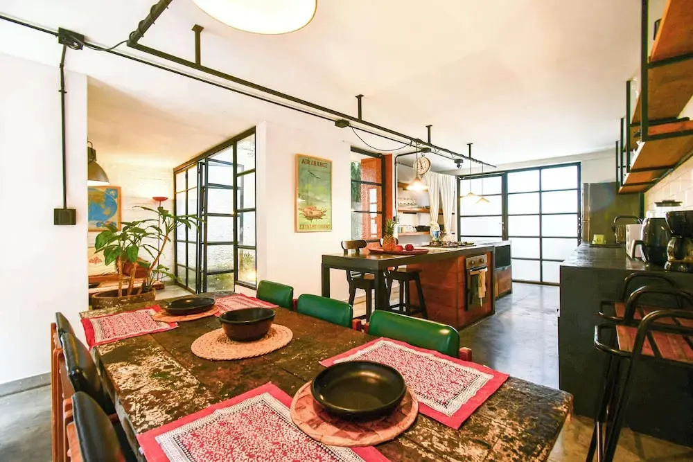 w Bright Colonial 5BR House With Balcony