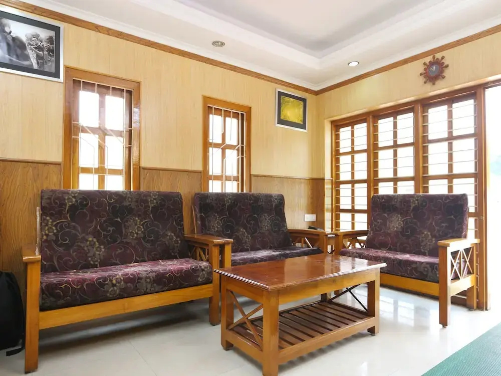 OYO 13807 Hotel Gurupriya