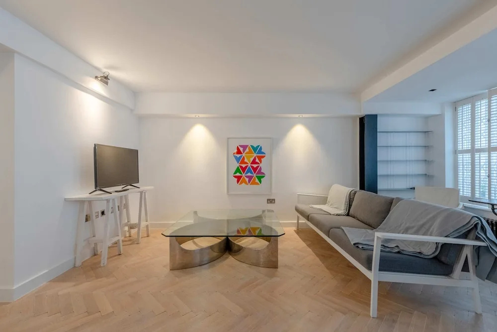 Sleek & Stylish 2BD Flat - Warren Street