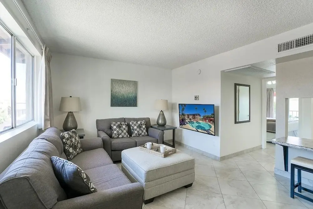 211 Fully Furnished 1BR Suite-Outdoor Pool! by RedAwning