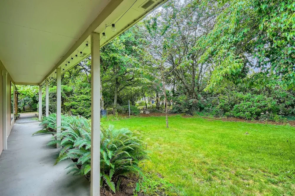 Charming Mid Century Home Near Airport & Columbia River