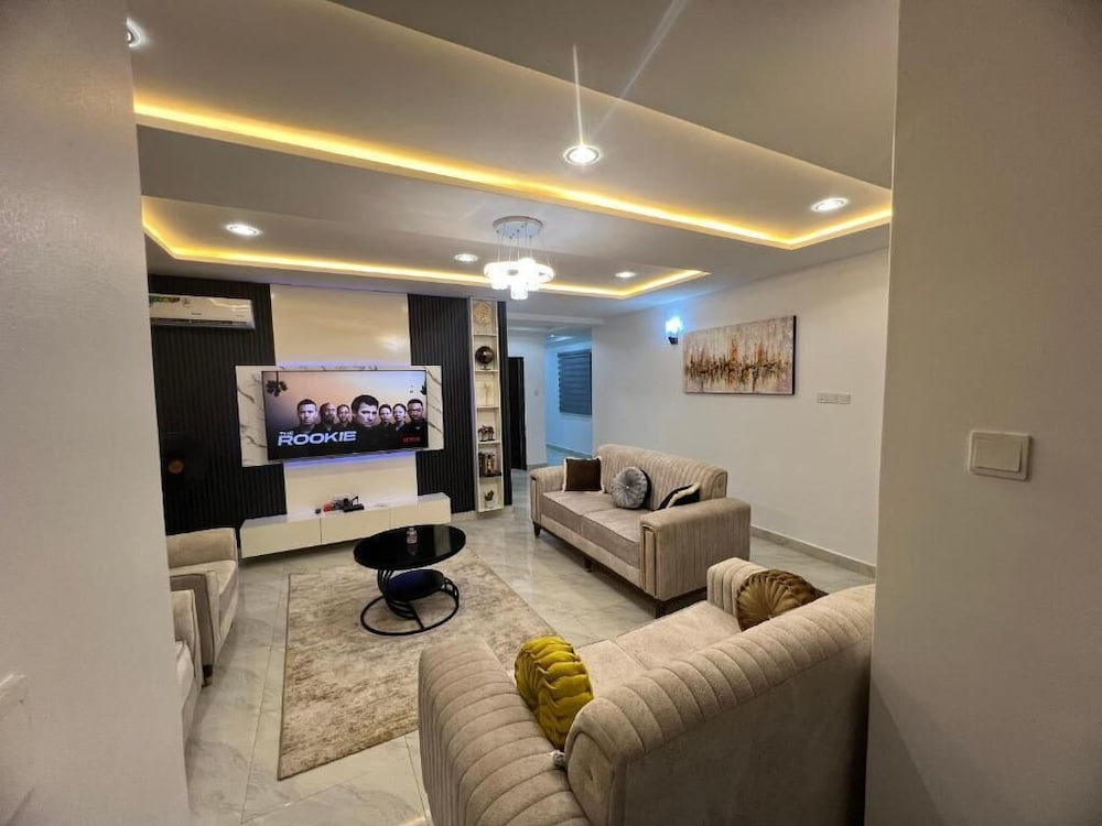 Four Crowns Serviced Apartment