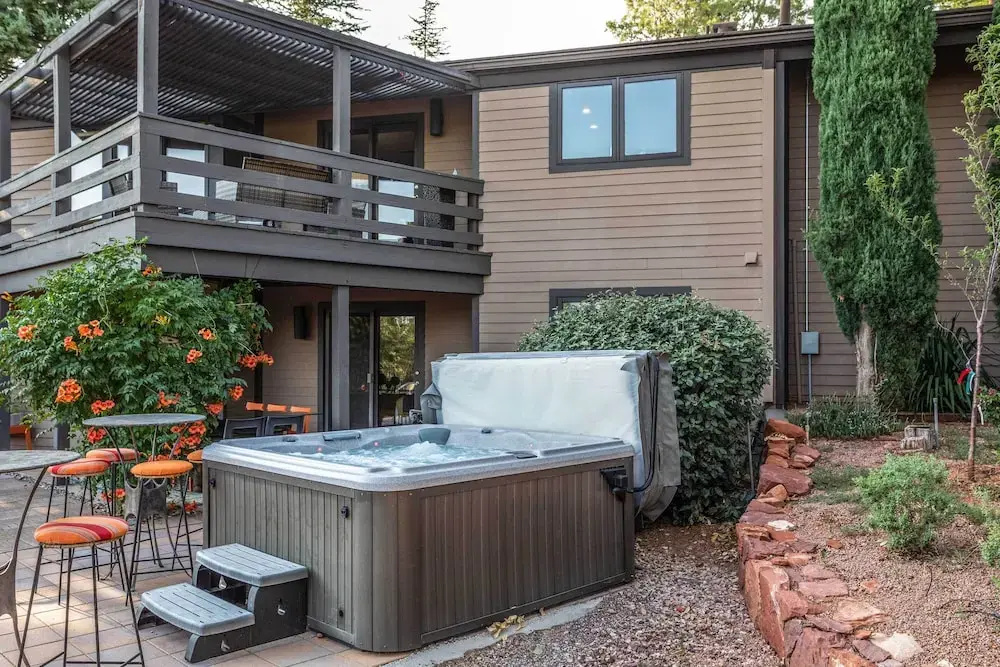 Outdoor Entertaining Space: Seonda Mtn-view Home