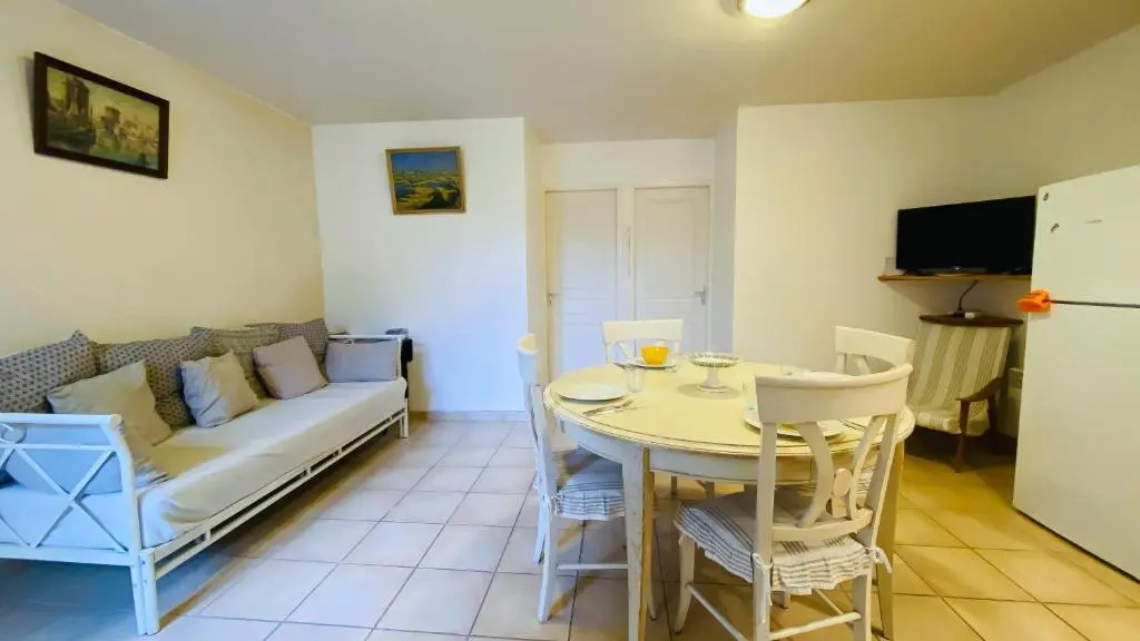 Villa en plein centre du village, de plain pied et rénovée en 2008