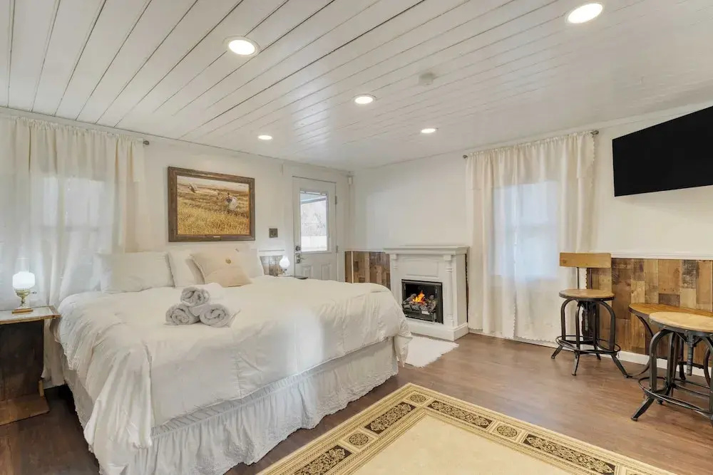 Creekside Haven by Avantstay Hot Tub, Fire Pit, Outdoor Dining Area Nestled Next to Creek