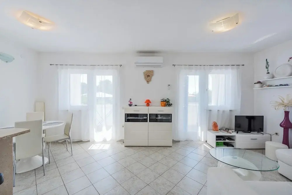 Family home with hydromassage pool & fun activities