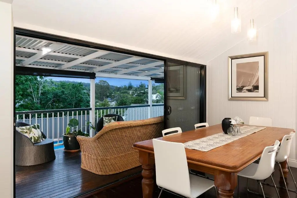 The Indooroopilly Queenslander - 4 Bedroom Family Home - Private Pool - Wifi - Netflix