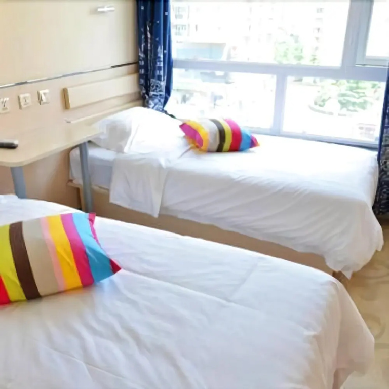 M Home Community Hotel (Shanghai Wuning Road Metro Station Branch)