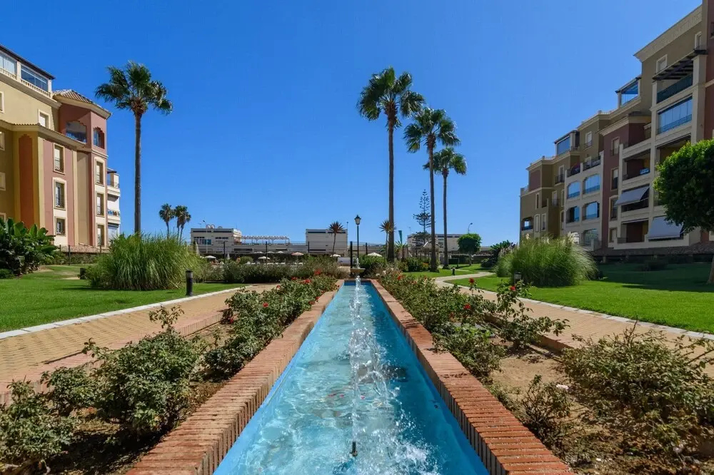 Beachside Apartment With Pool
