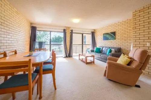 Golden Shores Unit 3, 21 Landsborough Parade