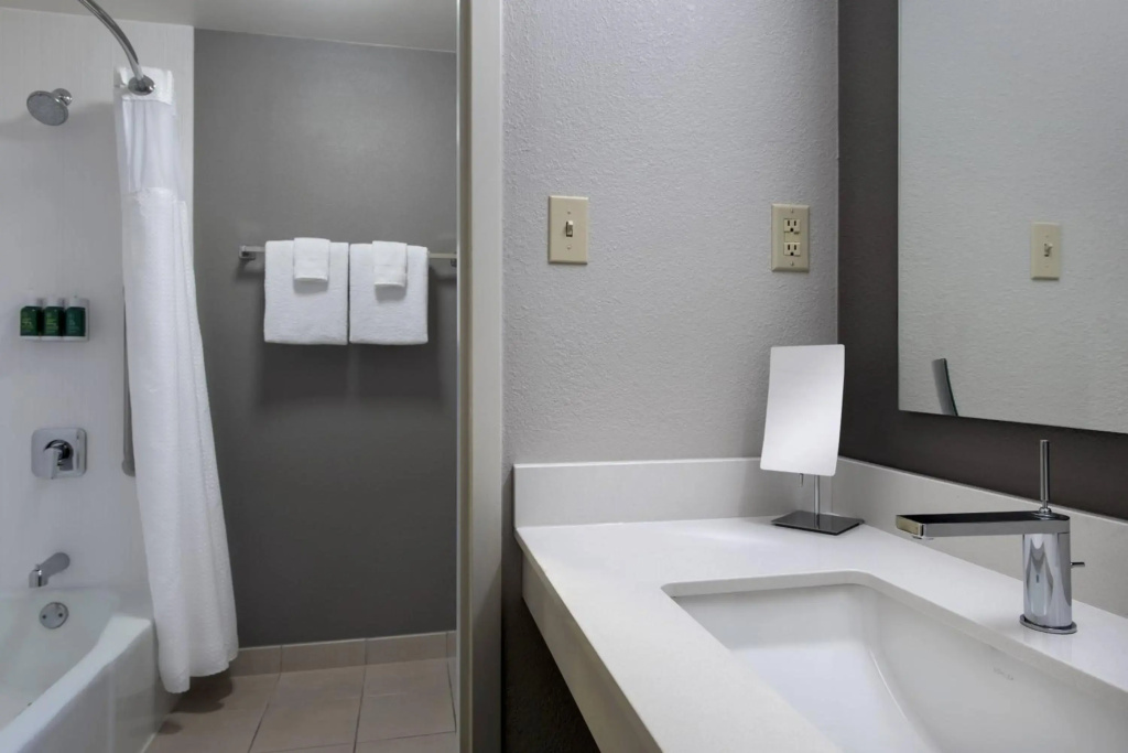 Courtyard by Marriott Lincroft Red Bank