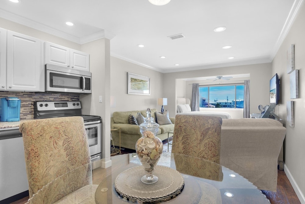 Sunset Harbor Palms 2-304
