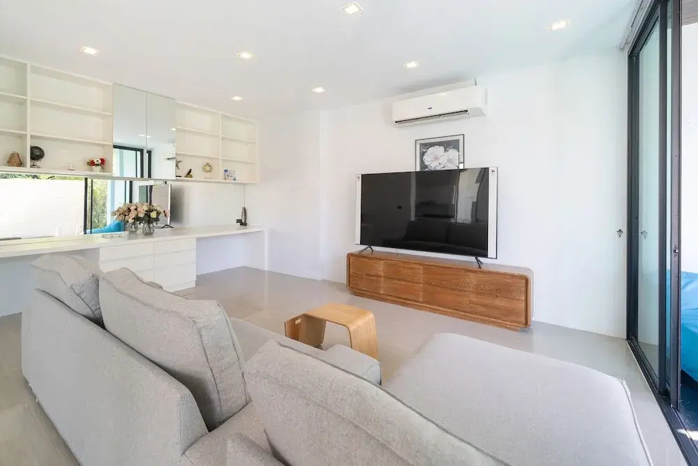 Vibrant Beach Life at Kata Villa UTK4