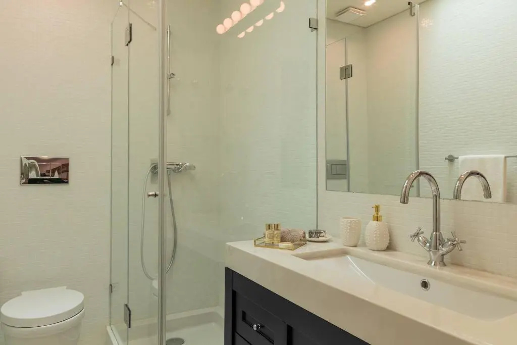 Very central and cool 2 bed apartment with balcony & parking 77 by Lisbonne Collection