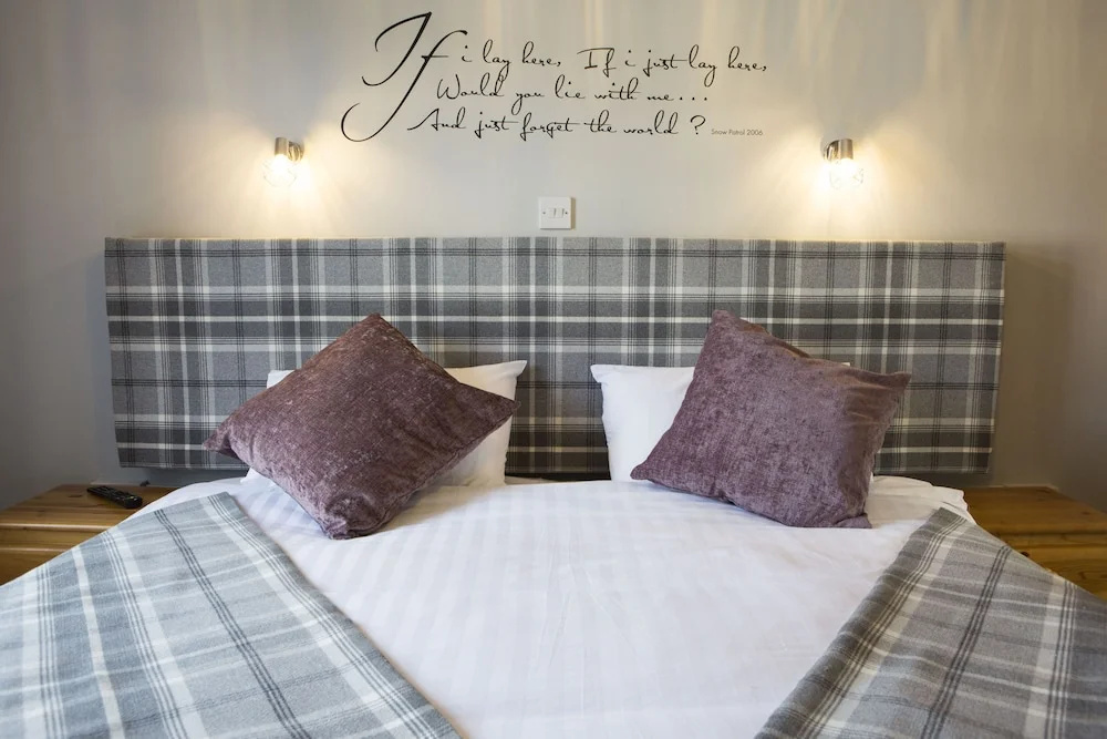 Crown and Cushion Appleby