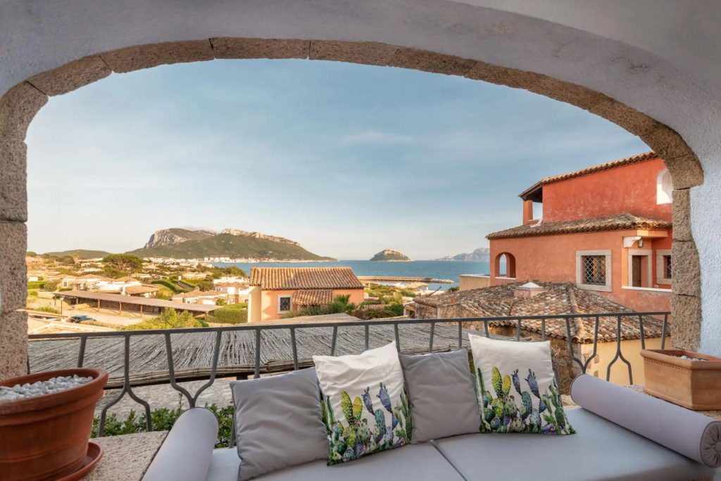The property includes a double bedroom, a bathroom with a shower, large living room with sofa-bed (f-FIGAROLO1_PP