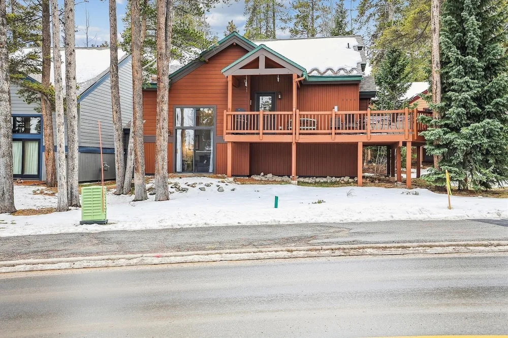 Ski Hill Chalet 3 Bedroom Home by RedAwning