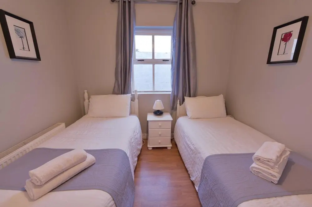 10mindrivecliffsofmoher-cozy2br-parking-wifi