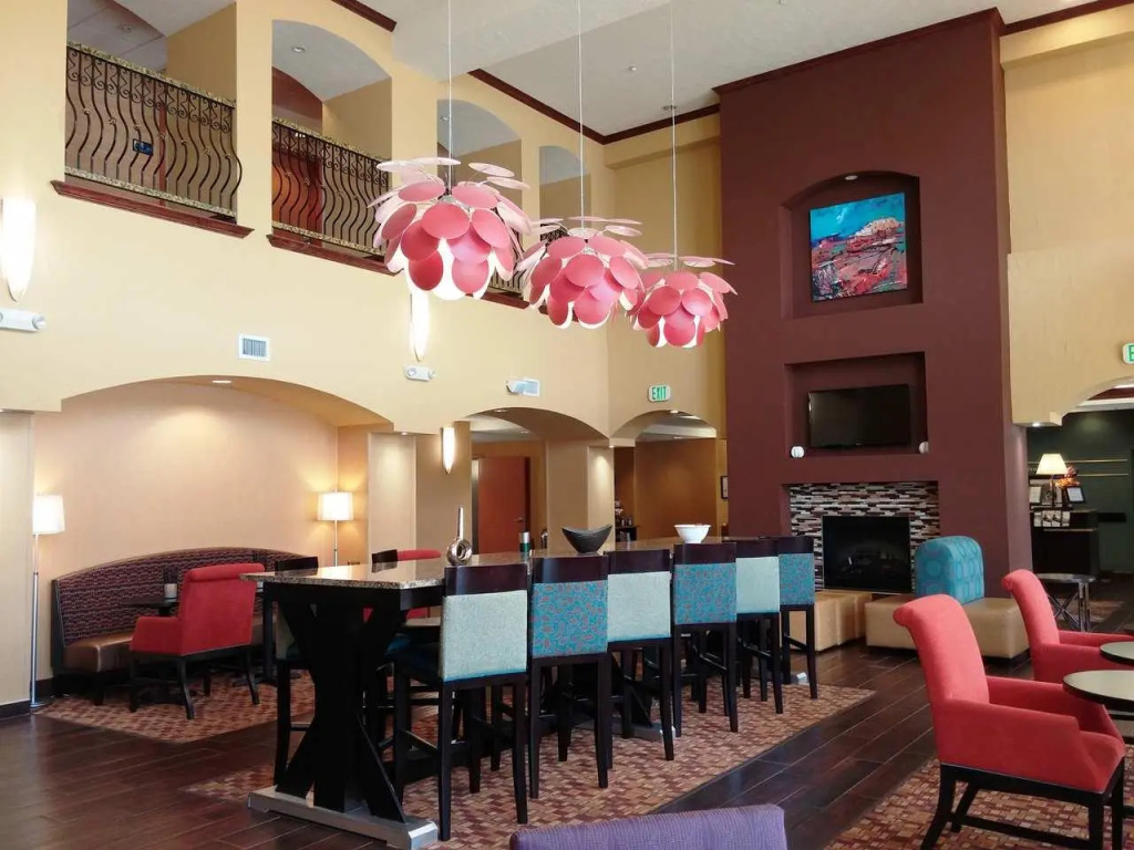 Hampton Inn & Suites - Coors Road