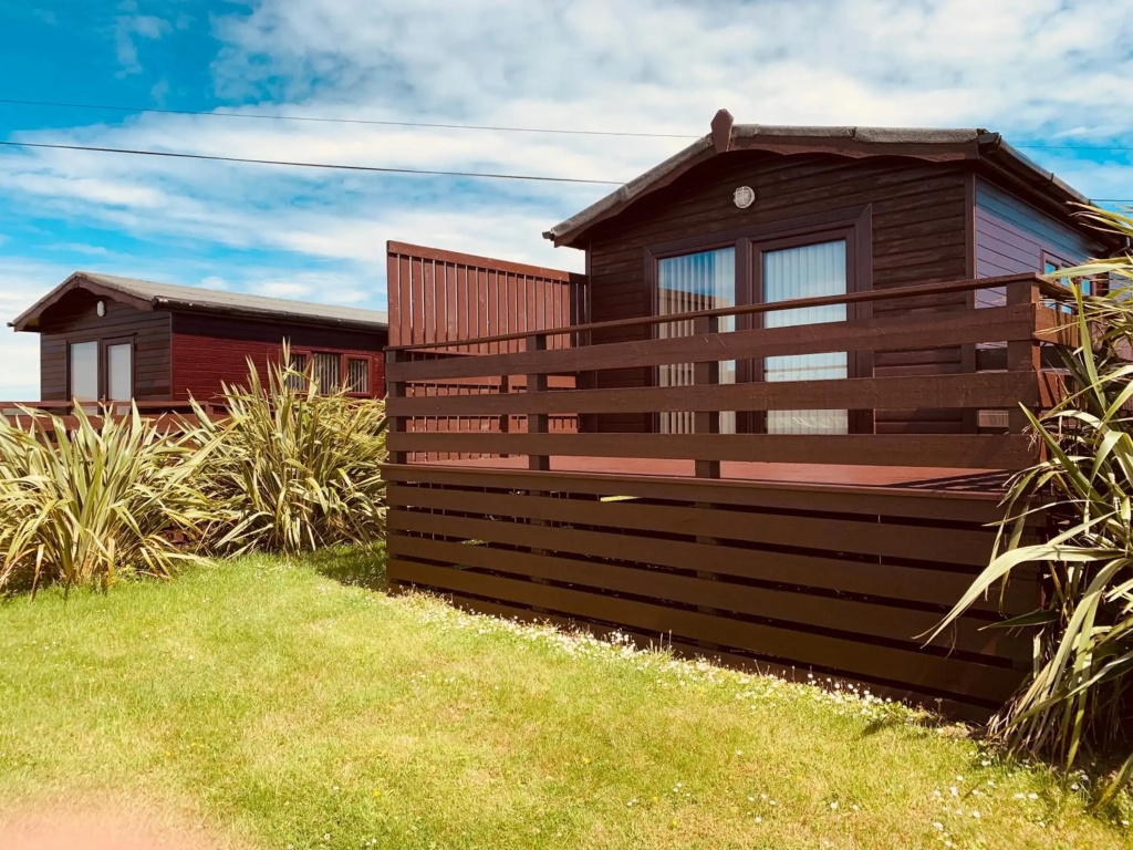 Lodge Cabin with Fabulous Views - Farm Holiday