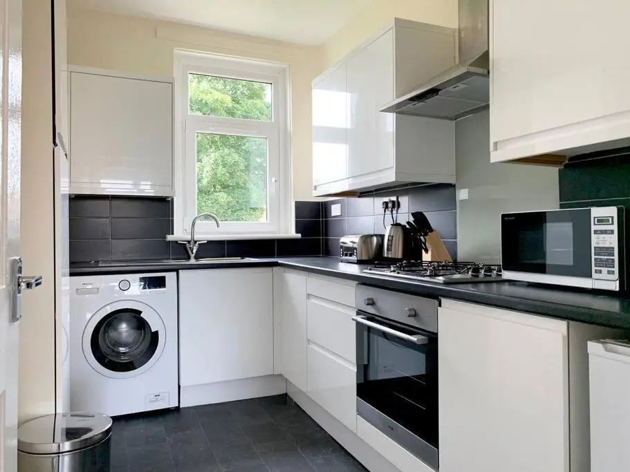 Central Motherwell 2 Bed Cozy Contractor Apartment for Large Groups by Dream Key Solution