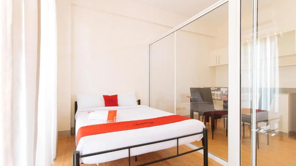 RedDoorz Plus @ IMU1 Suites Paranaque